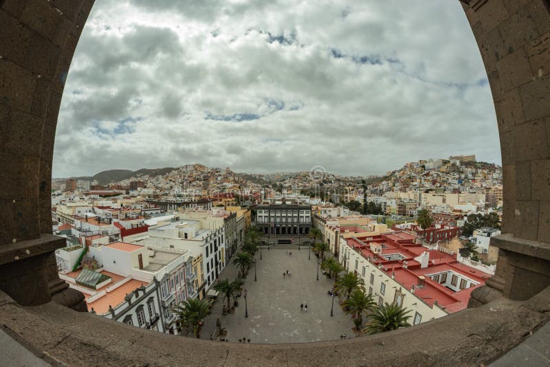LAS PALMAS DE GRAN CANARIA SPANIEN - MARS 08, 2019: Sikt från taket av domkyrkan av Santa Ana till fyrkanten och delen av arkivfoton LAS PALMAS DE GRAN CANARIA SPANIEN - MARS 08, 2019: Sikt från taket av domkyrkan av Santa Ana till fyrkanten och delen av arkivfoton