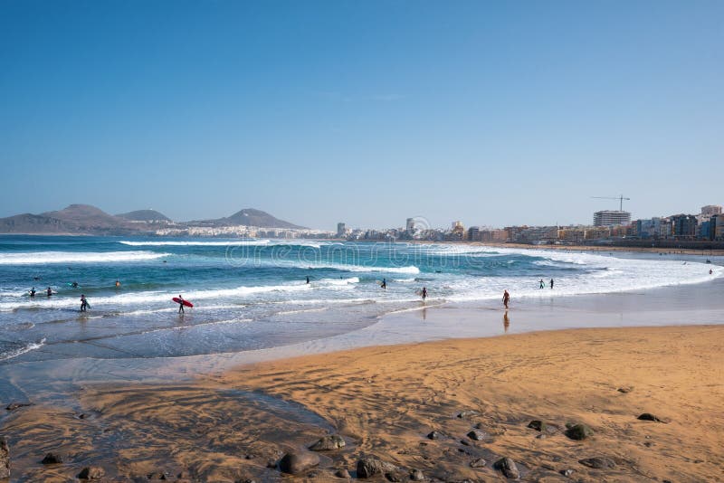 Las Palmas, Ισπανία - 3 Μαρτίου 2019: Surfers στην παραλία canteras Las, Las Palmas de θλγραν θλθαναρηα Ισπανία στοκ εικόνα Las Palmas, Ισπανία - 3 Μαρτίου 2019: Surfers στην παραλία canteras Las, Las Palmas de θλγραν θλθαναρηα Ισπανία στοκ εικόνα