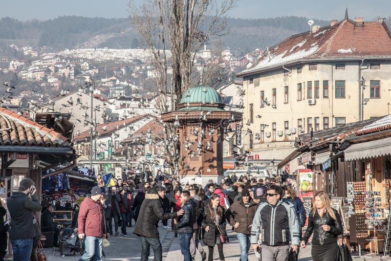 Las palomas que vuelan sobre el Bascarsija ajustan la fuente de Sebilj Bascarsija es el símbolo de Sarajevo, con su arquitectura imágenes de archivo libres de regalías Las palomas que vuelan sobre el Bascarsija ajustan la fuente de Sebilj Bascarsija es el símbolo de Sarajevo, con su arquitectura imágenes de archivo libres de regalías