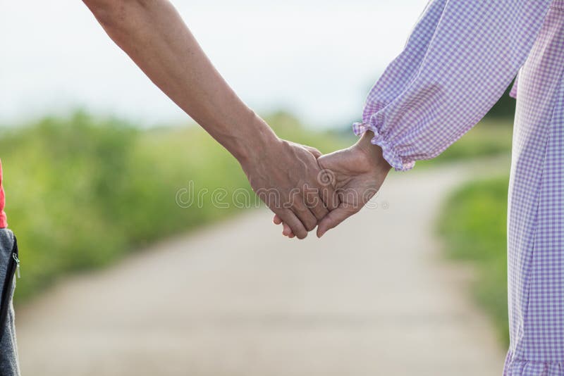 Las Parejas Valentinas Dan La Mano Para Expresar Amor Y Cariño Y Prometen Cuidarse Unas De Otras Con Amor Y Compasión. Concepto De Foto de archivo - Imagen de potencia, copia: 232321124 Las Parejas Valentinas Dan La Mano Para Expresar Amor Y Cariño Y Prometen Cuidarse Unas De Otras Con Amor Y Compasión. Concepto De Foto de archivo - Imagen de potencia, copia: 232321124