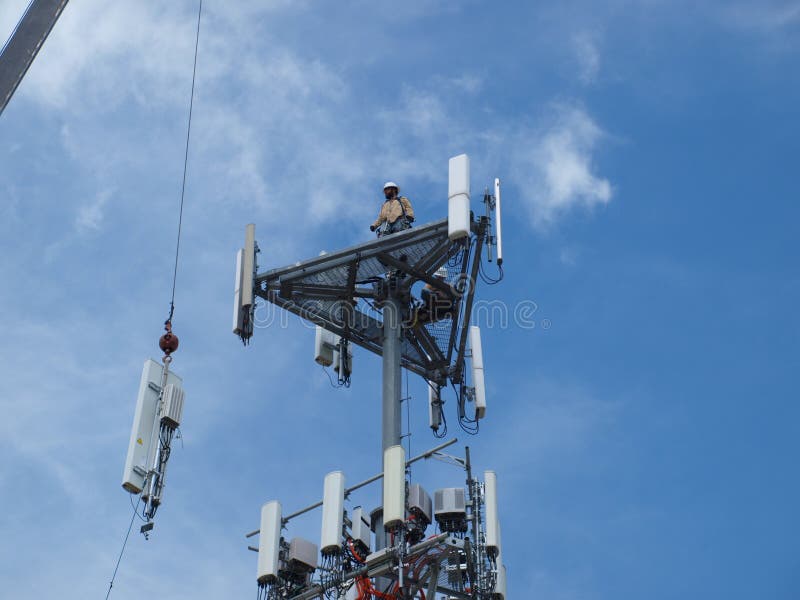 Las partes operantes que hacen los teléfonos celulares posibles se levantan para arriba imagen de archivo Las partes operantes que hacen los teléfonos celulares posibles se levantan para arriba imagen de archivo