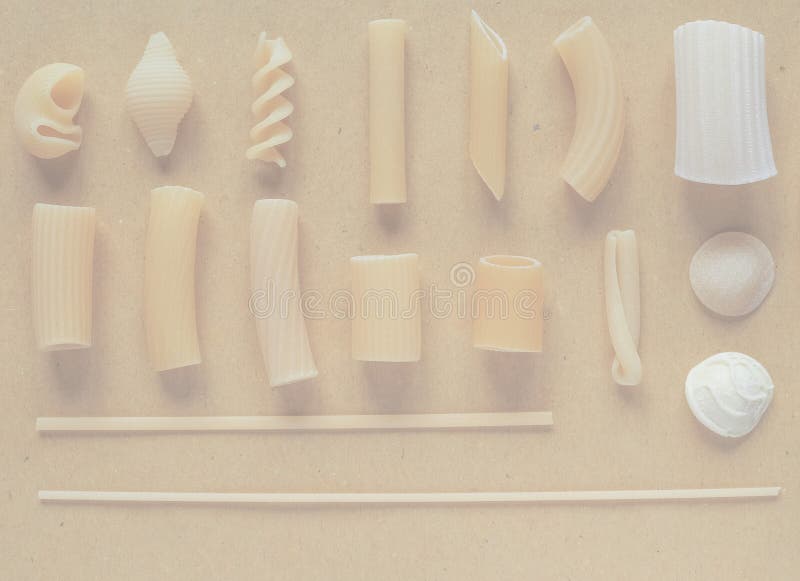 Las pastas italianas tradicionales, suavidad se descoloraron fondo del tono foto de archivo Las pastas italianas tradicionales, suavidad se descoloraron fondo del tono foto de archivo