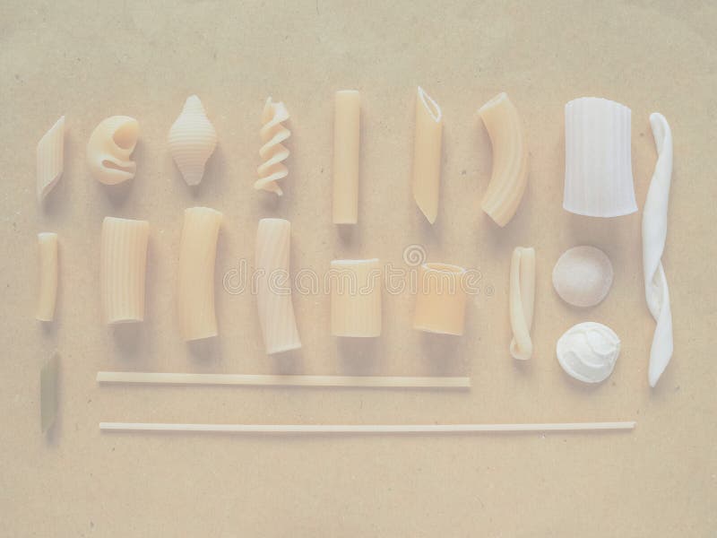 Las pastas italianas tradicionales, suavidad se descoloraron fondo del tono fotos de archivo libres de regalías Las pastas italianas tradicionales, suavidad se descoloraron fondo del tono fotos de archivo libres de regalías