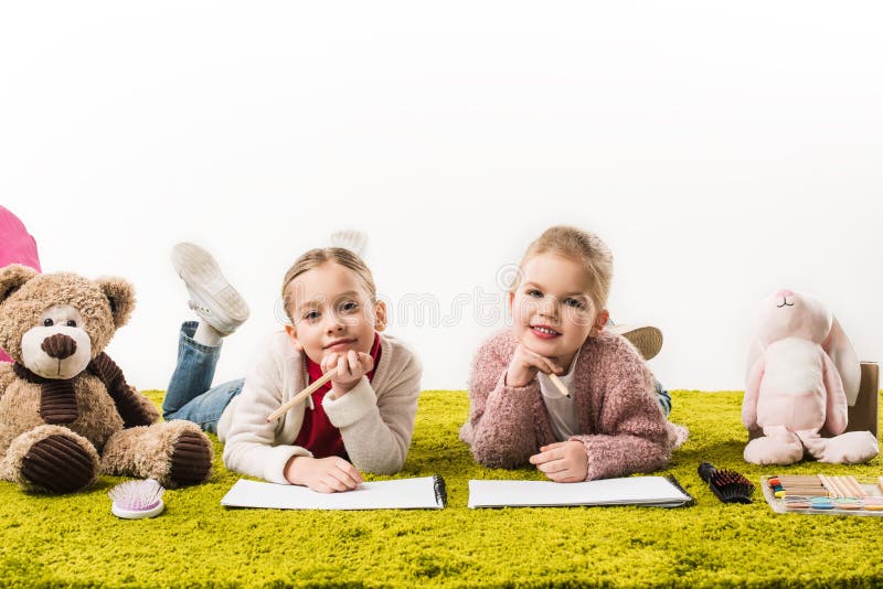 las pequeñas hermanas adorables que dibujan con color dibujaron a lápiz juntas en piso fotos de archivo libres de regalías las pequeñas hermanas adorables que dibujan con color dibujaron a lápiz juntas en piso fotos de archivo libres de regalías