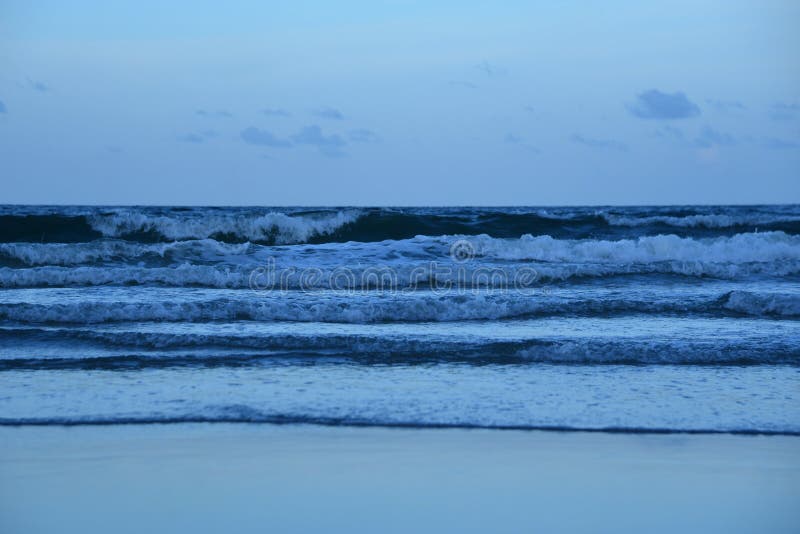 Las pequeñas ondas se siguen rápidamente sobre la playa de Boca Raton en la Florida del sur fotos de archivo libres de regalías Las pequeñas ondas se siguen rápidamente sobre la playa de Boca Raton en la Florida del sur fotos de archivo libres de regalías