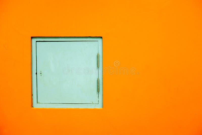 Las puertas de servicio del edificio, paredes pintaron color anaranjado fotografía de archivo Las puertas de servicio del edificio, paredes pintaron color anaranjado fotografía de archivo
