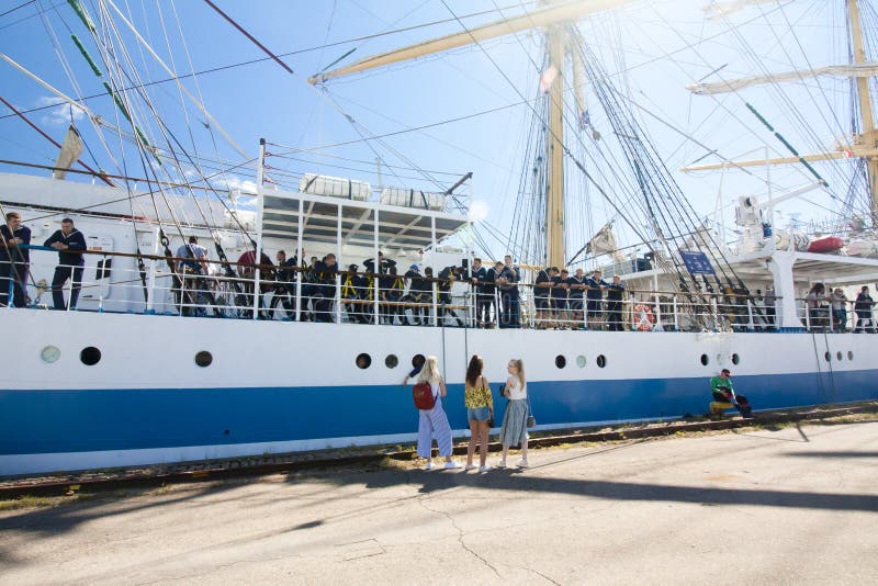 LAS RAZAS ALTAS KOTKA 2017 DE LAS NAVES Kotka, Finlandia 16 07 2017 Envíe el MIR en el puerto de Kotka, Finlandia Marineros del a fotografía de archivo LAS RAZAS ALTAS KOTKA 2017 DE LAS NAVES Kotka, Finlandia 16 07 2017 Envíe el MIR en el puerto de Kotka, Finlandia Marineros del a fotografía de archivo