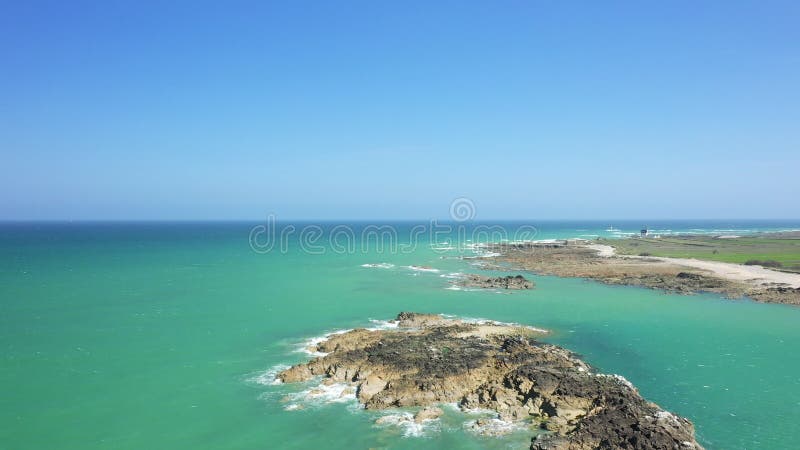 Las rocas de la costa normanda frente al faro de la cap de la hague