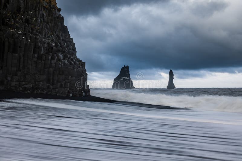 Las rocas del basalto pescan los dedos del pie con cebo de cuchara en la playa negra en la tormenta Reynisdrangar, Vik, Islandia imagenes de archivo Las rocas del basalto pescan los dedos del pie con cebo de cuchara en la playa negra en la tormenta Reynisdrangar, Vik, Islandia imagenes de archivo