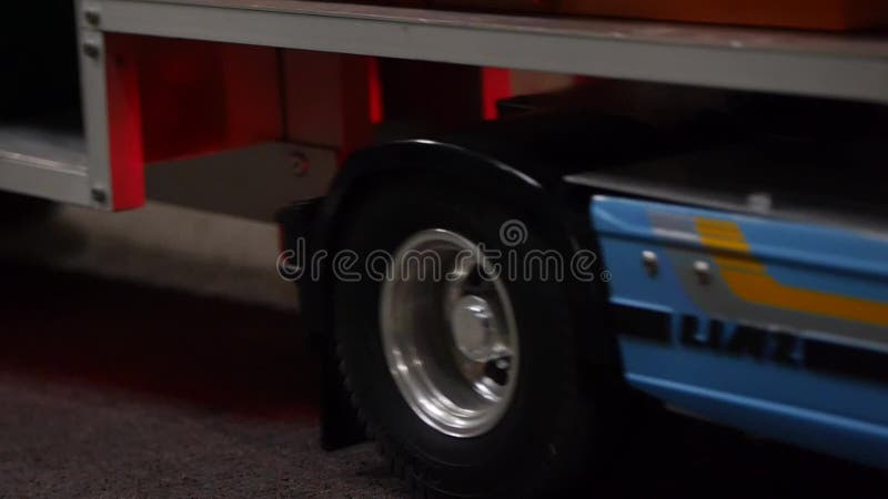 Las ruedas del neumático del camión hacen girar - las cámaras del tiro del primer - modelos miniatura del coche