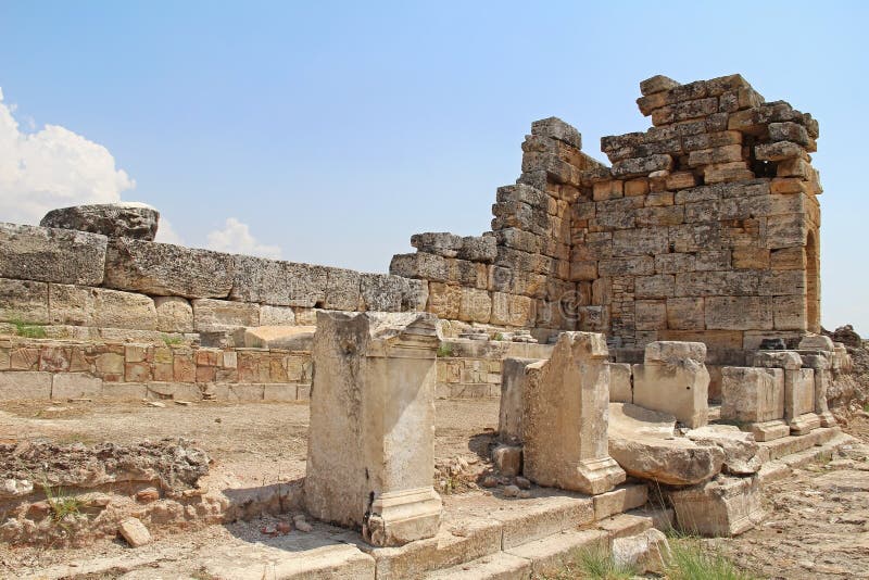Las ruinas de la ciudad antigua de Hierapolis al lado de las piscinas del travertino de Pamukkale, Turquía imagenes de archivo Las ruinas de la ciudad antigua de Hierapolis al lado de las piscinas del travertino de Pamukkale, Turquía imagenes de archivo