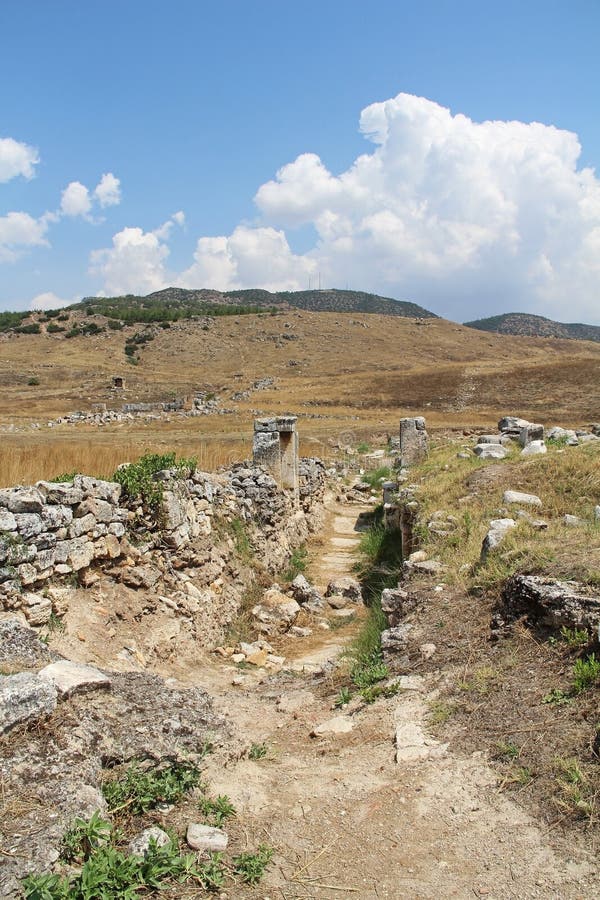 Las ruinas de la ciudad antigua de Hierapolis al lado de las piscinas del travertino de Pamukkale, Turquía fotos de archivo Las ruinas de la ciudad antigua de Hierapolis al lado de las piscinas del travertino de Pamukkale, Turquía fotos de archivo
