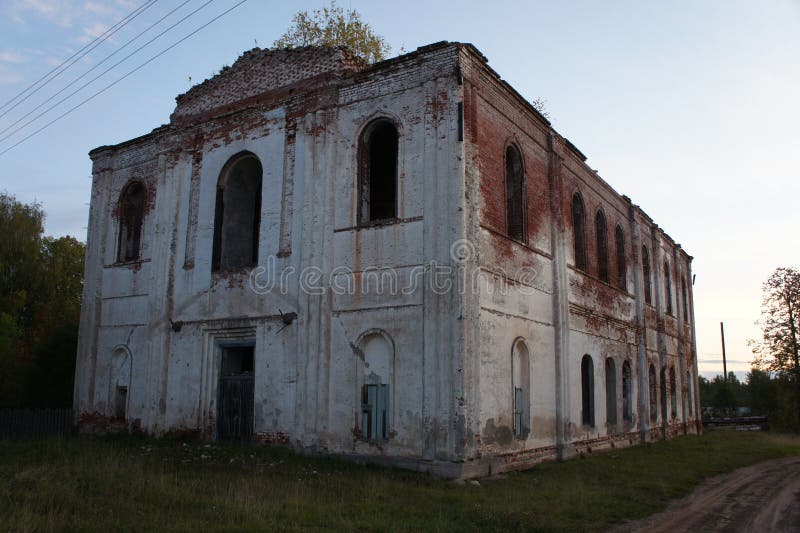 Las ruinas de la iglesia destruida fotografía de archivo libre de regalías Las ruinas de la iglesia destruida fotografía de archivo libre de regalías