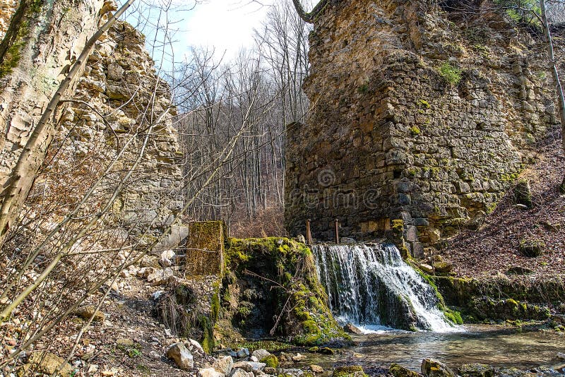 Las ruinas de los diablos del ` tienden un puente sobre el ` en Czerna Polonia foto de archivo libre de regalías Las ruinas de los diablos del ` tienden un puente sobre el ` en Czerna Polonia foto de archivo libre de regalías