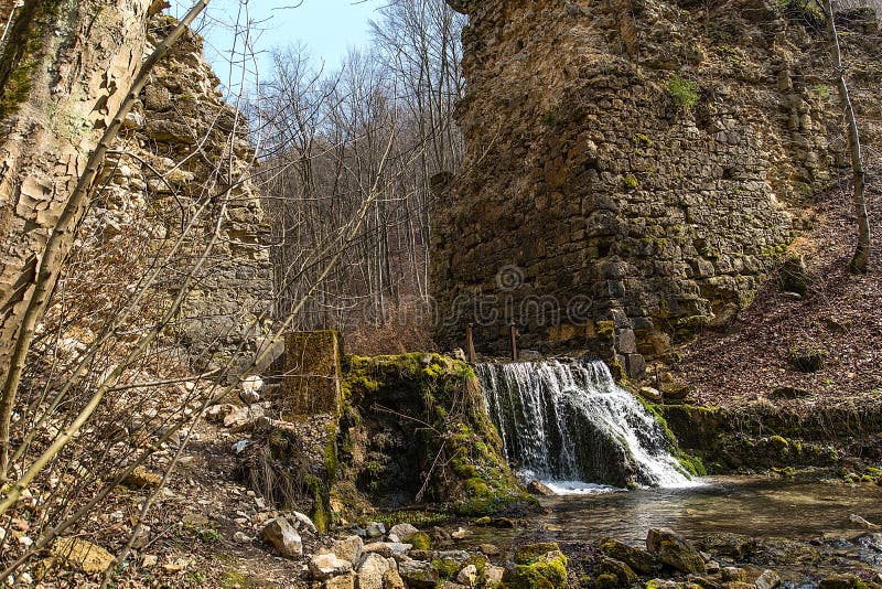 Las ruinas de los diablos del ` tienden un puente sobre el ` en Czerna Polonia imagenes de archivo Las ruinas de los diablos del ` tienden un puente sobre el ` en Czerna Polonia imagenes de archivo