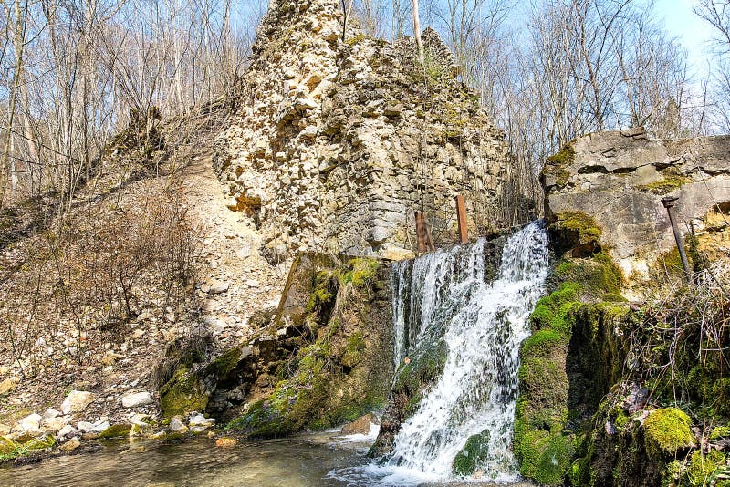 Las ruinas de los diablos del ` tienden un puente sobre el ` en Czerna Polonia imagenes de archivo Las ruinas de los diablos del ` tienden un puente sobre el ` en Czerna Polonia imagenes de archivo