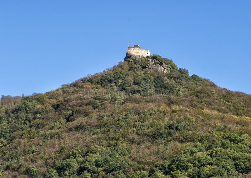 Las ruinas del castillo de Aggstein, banco del sur Danubio en Wachau, Austria imagen de archivo libre de regalías Las ruinas del castillo de Aggstein, banco del sur Danubio en Wachau, Austria imagen de archivo libre de regalías