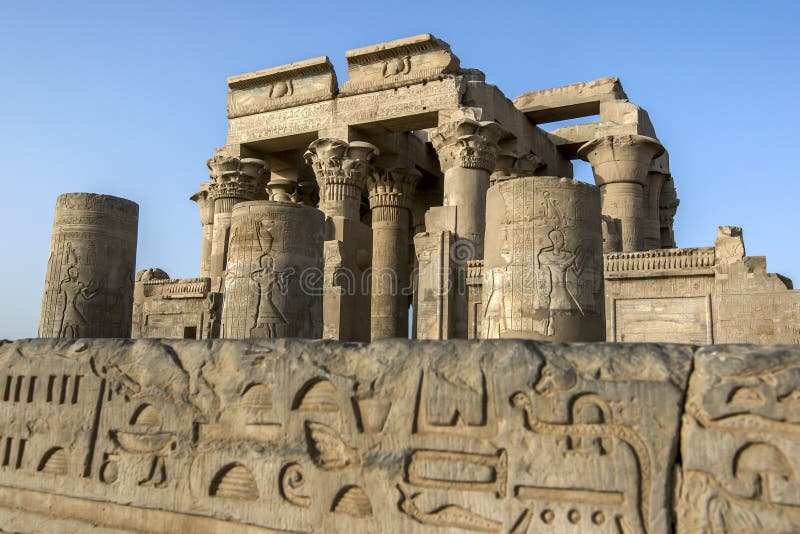 Las ruinas del templo de Kom Ombo localizaron 65 kilómetros al sur de Edfu en Egipto