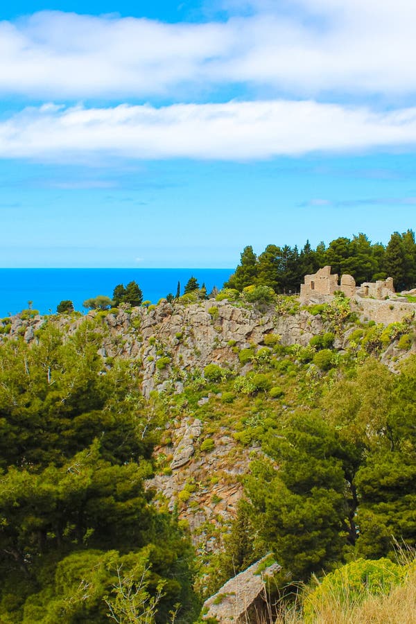 Las ruinas medievales Rocca di Cefalu del castillo capturaron en la foto vertical con el mar tirreno azul en fondo El sitio hist? imagenes de archivo Las ruinas medievales Rocca di Cefalu del castillo capturaron en la foto vertical con el mar tirreno azul en fondo El sitio hist? imagenes de archivo