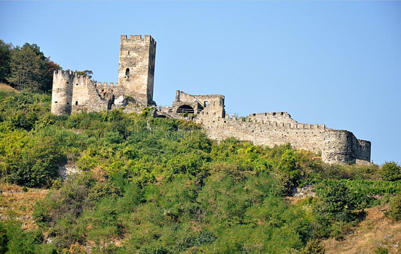 Las ruinas se escudan, perro de Pomerania del pueblo, Austria, Europa foto de archivo libre de regalías Las ruinas se escudan, perro de Pomerania del pueblo, Austria, Europa foto de archivo libre de regalías