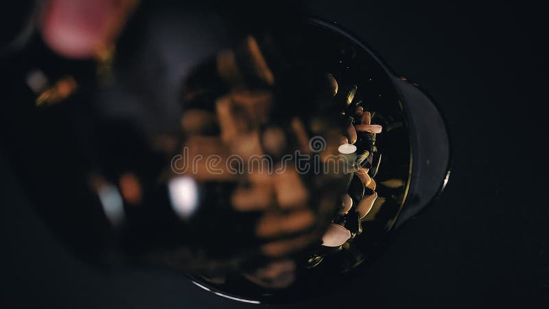 Las semillas clasificadas vertieron a partir de una taza a otra, colocándose en la tabla Primer hermoso desde arriba metrajes