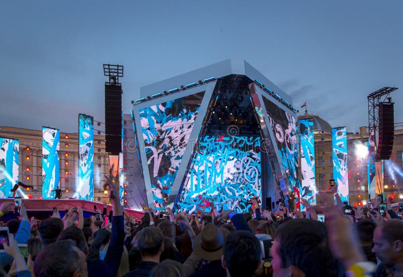 Las siluetas del concierto aprietan delante de luces brillantes de la etapa fotografía de archivo Las siluetas del concierto aprietan delante de luces brillantes de la etapa fotografía de archivo