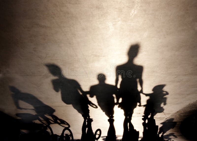 Las sombras borrosas de la gente que camina el verano promenade imágenes de archivo libres de regalías Las sombras borrosas de la gente que camina el verano promenade imágenes de archivo libres de regalías