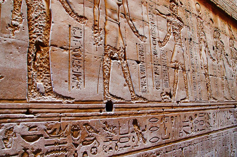 Las tallas en la pared interna del templo de Edfu, es una de las mejores capillas preservadas de Egipto, dedicado a dios Horus de