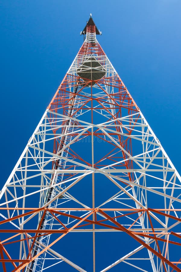 Las telecomunicaciones se elevan con las antenas y las antenas parabólicas de microonda con los cables y fibra óptica imagen de archivo libre de regalías Las telecomunicaciones se elevan con las antenas y las antenas parabólicas de microonda con los cables y fibra óptica imagen de archivo libre de regalías