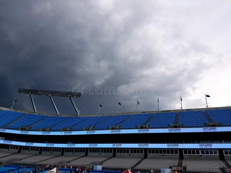 Las tormentas sobre las nubes de Carolina Panthers del Bank of America Stadium asaltan en el festival sin aprovechar de la cervez foto de archivo Las tormentas sobre las nubes de Carolina Panthers del Bank of America Stadium asaltan en el festival sin aprovechar de la cervez foto de archivo