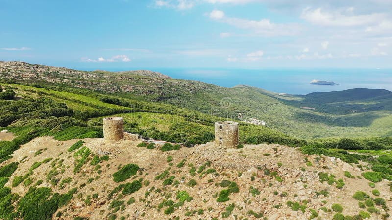 Las torres genovesas del col de la serra dominan el valle verde