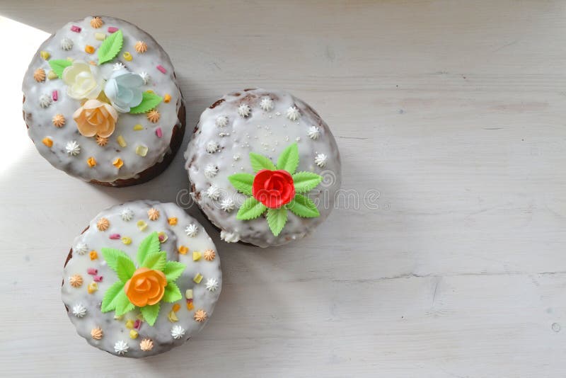 Las tortas tradicionales de pascua de la mezcla en la opinión de top de madera blanca del fondo con el espacio de la copia imágenes de archivo libres de regalías Las tortas tradicionales de pascua de la mezcla en la opinión de top de madera blanca del fondo con el espacio de la copia imágenes de archivo libres de regalías