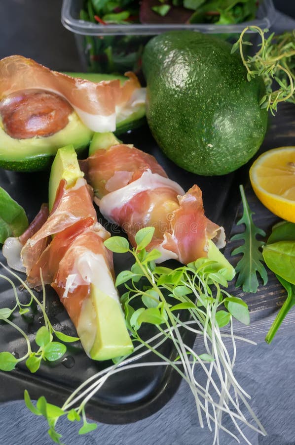 Las tostadas deliciosas del aguacate y del prosciutto con verde brotaron la mostaza imágenes de archivo libres de regalías Las tostadas deliciosas del aguacate y del prosciutto con verde brotaron la mostaza imágenes de archivo libres de regalías