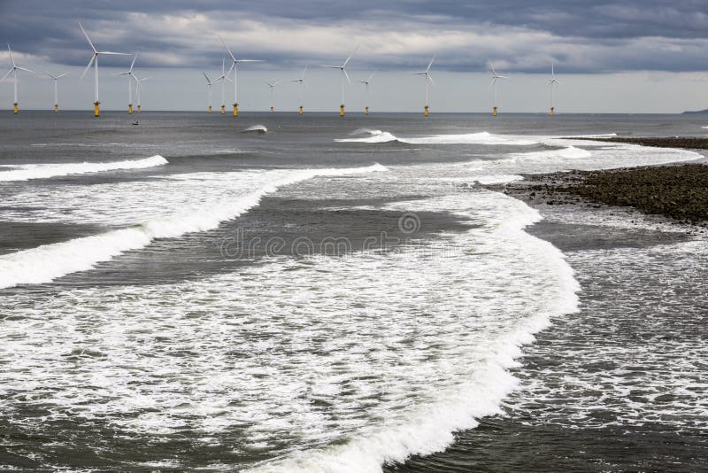 Las turbinas de viento de la orilla cerca del río juntan con te el estuario imagen de archivo Las turbinas de viento de la orilla cerca del río juntan con te el estuario imagen de archivo