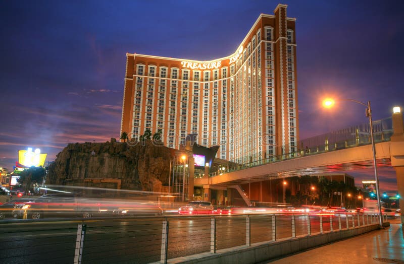 LAS VEGAS - CIRCA 2014: Hotel y casino de la isla del tesoro en CIRC imagen de archivo LAS VEGAS - CIRCA 2014: Hotel y casino de la isla del tesoro en CIRC imagen de archivo