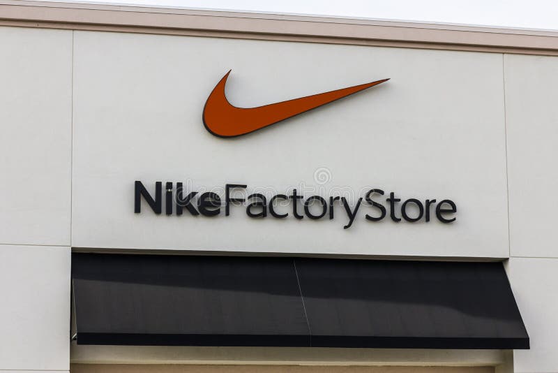 Las Vegas - circa im Dezember 2016: Nike Factory Store Strip Mall-relative Satznummer III
