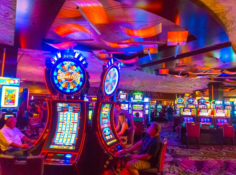 Las Vegas, de Verenigde Staten van Amerika - Mei 06, 2016: De mensen die bij gokautomaten in het Excalibur-Hotel spelen en royalty-vrije stock afbeelding Las Vegas, de Verenigde Staten van Amerika - Mei 06, 2016: De mensen die bij gokautomaten in het Excalibur-Hotel spelen en royalty-vrije stock afbeelding