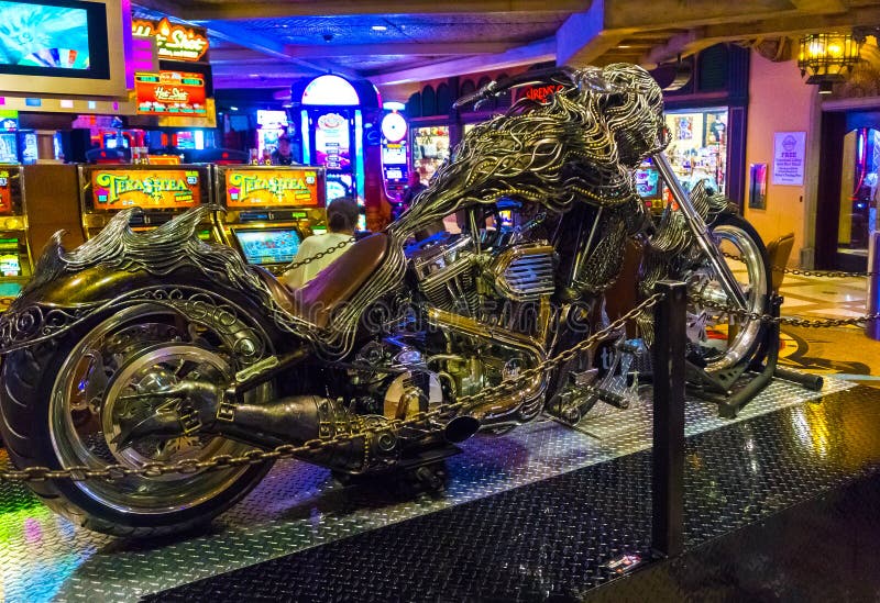 Las Vegas, de Verenigde Staten van Amerika - Mei 7, 2016: De zilveren motorfiets en de lijsten voor kaartspel in het Fremont-Casi stock afbeelding Las Vegas, de Verenigde Staten van Amerika - Mei 7, 2016: De zilveren motorfiets en de lijsten voor kaartspel in het Fremont-Casi stock afbeelding