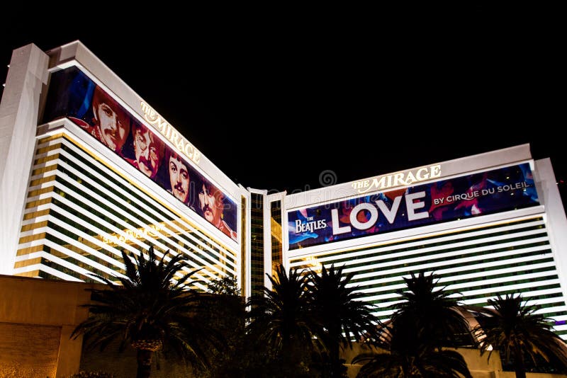 Las Vegas, nanovoltio, los E.E.U.U. 09032018: opinión de la noche del centro turístico y del casino del espejismo fotos de archivo Las Vegas, nanovoltio, los E.E.U.U. 09032018: opinión de la noche del centro turístico y del casino del espejismo fotos de archivo