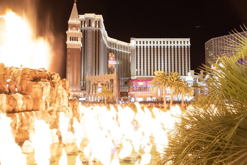 Las Vegas, nanovoltio, los E.E.U.U. 09032018: opinión de la noche del veneciano del volcán del espejismo foto de archivo libre de regalías Las Vegas, nanovoltio, los E.E.U.U. 09032018: opinión de la noche del veneciano del volcán del espejismo foto de archivo libre de regalías