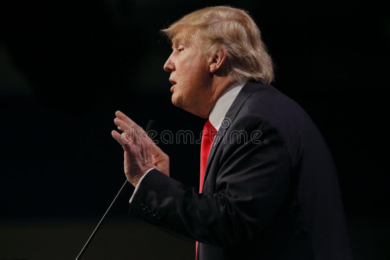 LAS VEGAS NEVADA, EL 14 DE DICIEMBRE DE 2015: El candidato presidencial republicano Donald Trump habla en el evento de campaña en imagenes de archivo LAS VEGAS NEVADA, EL 14 DE DICIEMBRE DE 2015: El candidato presidencial republicano Donald Trump habla en el evento de campaña en imagenes de archivo