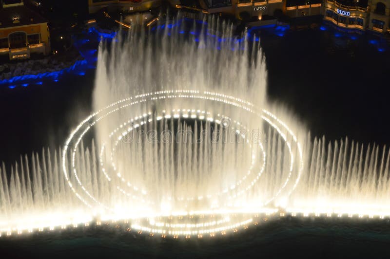 Las Vegas, Nevada, Etats-Unis - 23 janvier 2016 : Vue d'exposition de fontaine de Bellagio de Tour Eiffel Paris Las Vegas. La bande de Las Vegas est un bout droit de Las Vegas Boulevard du sud en Clark County, Nevada qui est connu pour sa concentration des hôtels de tourisme et des casinos La bande est approximativement 4 2 milles 6 8 kilomètres de longueur, située immédiatement au sud des limites de ville de Las Vegas dans les villes non enregistrées de Paradise et de Winchester Cependant, la bande désigné souvent sous le nom étant à Las Vegas Plusieurs du plus grands hôtel, casino, et propriétés de station de vacances dans le monde sont situées sur la bande Le paysage urbain du boulevard est accentué par son utilisation d'architecture contemporaine, de lumières, et d'une grande variété d'attractions Ses hôtels, casinos, restaurants, tours résidentiels, offres de divertissement, et horizon ont établi la bande en tant qu'une des destinations de touristes les plus populaires et les plus iconiques dans le monde La majeure partie de la bande a été également indiquée pendant qu'un Roadand cent pour cent américain est considéré un itinéraire scénique la nuit