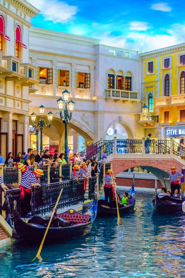 Las Vegas, Nevada los E.E.U.U. - 28 de julio de 2016 el hotel turístico y el casino venecianos, gondolero imagen de archivo libre de regalías Las Vegas, Nevada los E.E.U.U. - 28 de julio de 2016 el hotel turístico y el casino venecianos, gondolero imagen de archivo libre de regalías