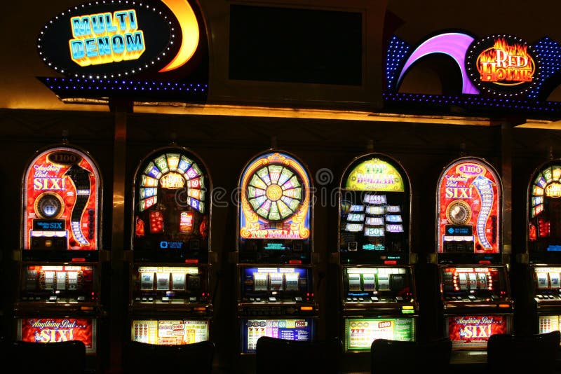 LAS VEGAS NEVADA, U.S.A. - 18 AGOSTO 2009: Vista sugli slot machine differenti in un casinò illuminato nella notte fotografia stock LAS VEGAS NEVADA, U.S.A. - 18 AGOSTO 2009: Vista sugli slot machine differenti in un casinò illuminato nella notte fotografia stock