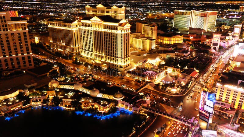 LAS VEGAS, NV - 6 GIUGNO: Striscia di Las Vegas a Las Vegas, Nevada come visto alla notte il 6 giugno 2015 fotografie stock libere da diritti LAS VEGAS, NV - 6 GIUGNO: Striscia di Las Vegas a Las Vegas, Nevada come visto alla notte il 6 giugno 2015 fotografie stock libere da diritti