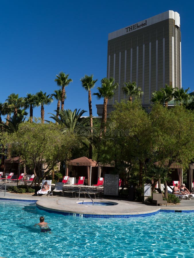 File:Biggest Pool in Las Vegas Mandalay Bay (22199037666).jpg