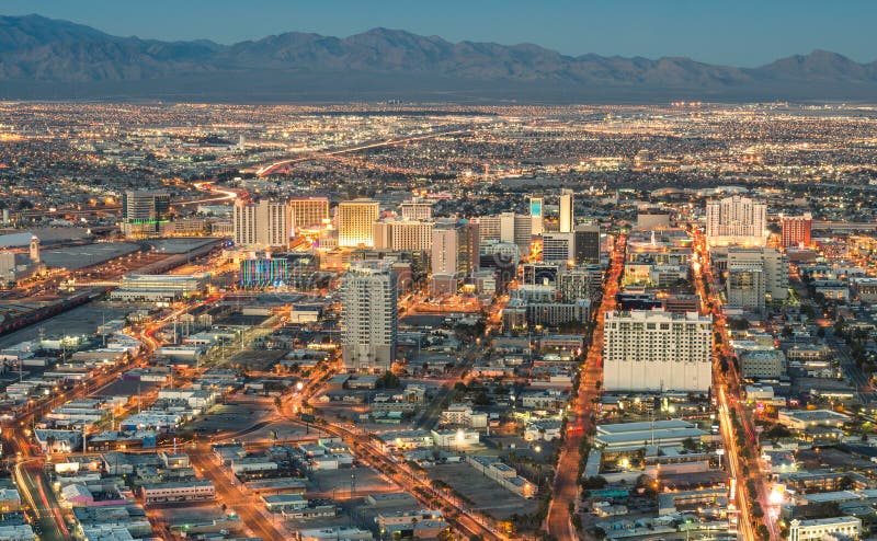 Las Vegas som är i stadens centrum - flyg- sikt av generiska byggnader på solnedgången arkivbild Las Vegas som är i stadens centrum - flyg- sikt av generiska byggnader på solnedgången arkivbild
