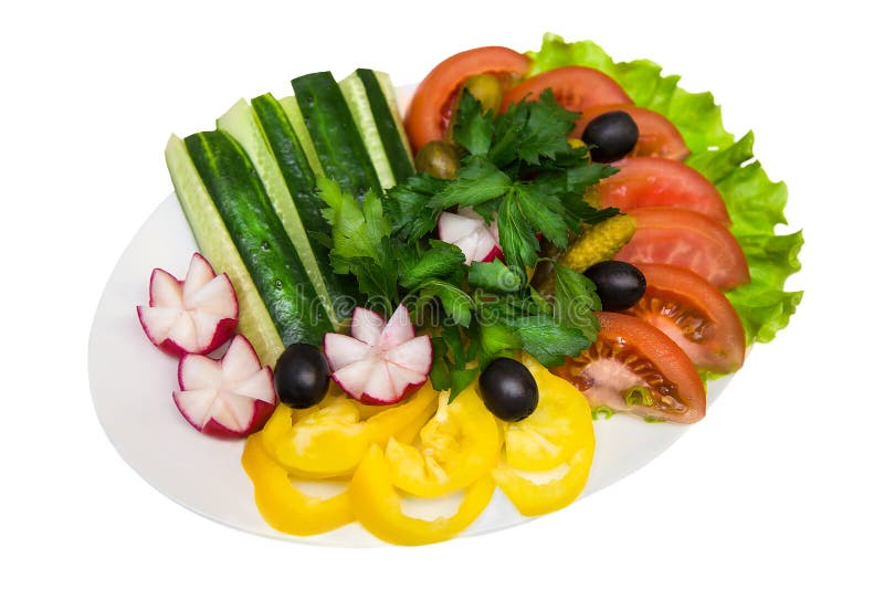 Las verduras cortadas frescas en la placa en blanco aislaron el fondo foto de archivo libre de regalías Las verduras cortadas frescas en la placa en blanco aislaron el fondo foto de archivo libre de regalías