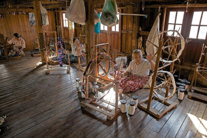 Las viejas mujeres burmese son spinnig al hilo del loto fotografía de archivo libre de regalías Las viejas mujeres burmese son spinnig al hilo del loto fotografía de archivo libre de regalías