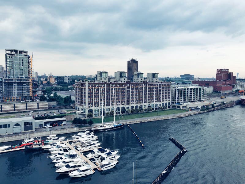 Las vistas al puerto antiguo desde la Torre del Reloj de Montreal foto de archivo Las vistas al puerto antiguo desde la Torre del Reloj de Montreal foto de archivo